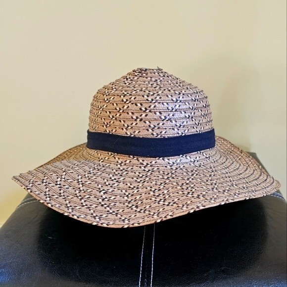 Ladies Sun Hat with a black ribbon - Picture 1 of 4